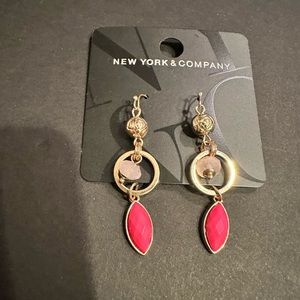 Lovely pink and gold tone necklace set.